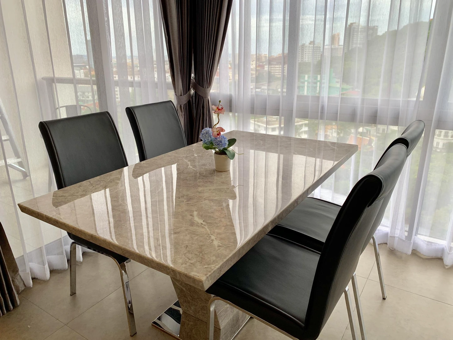 Unixx Condo — 2 bedroom, 62 m², 16 fl