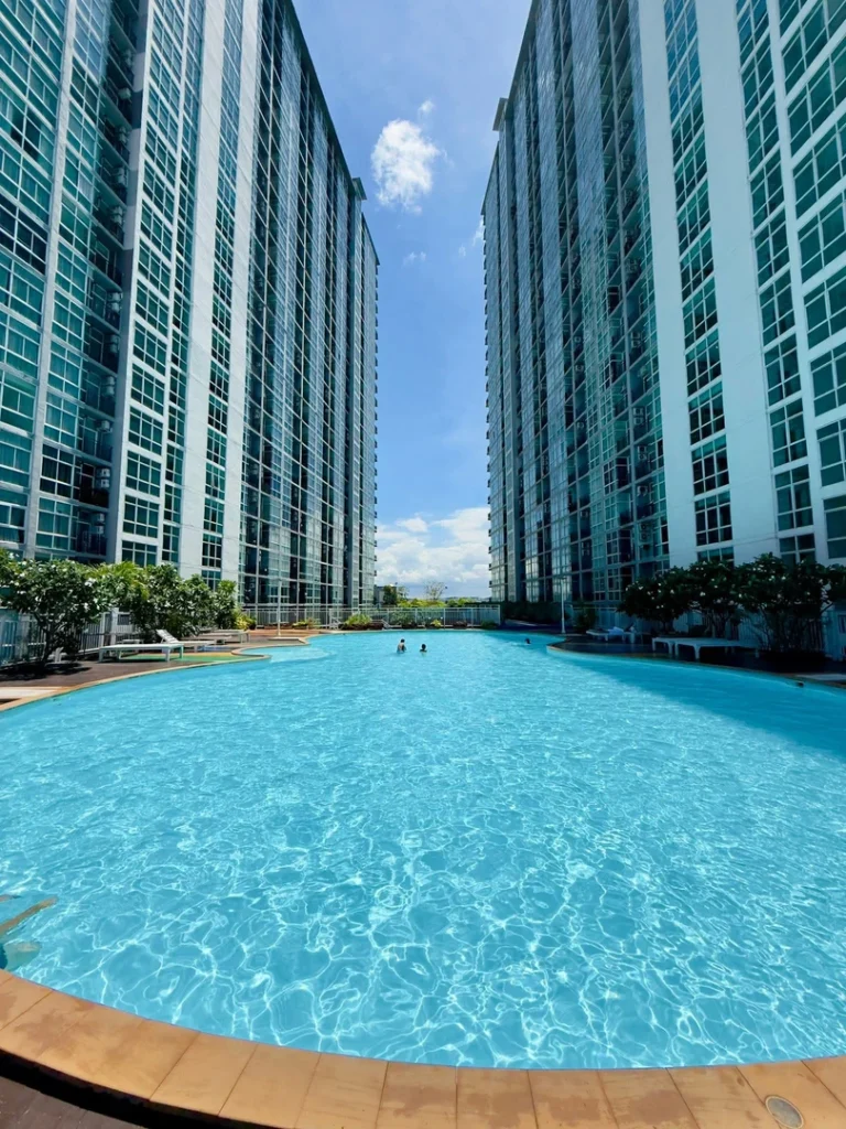 The Twin Tower: grounds and amenities