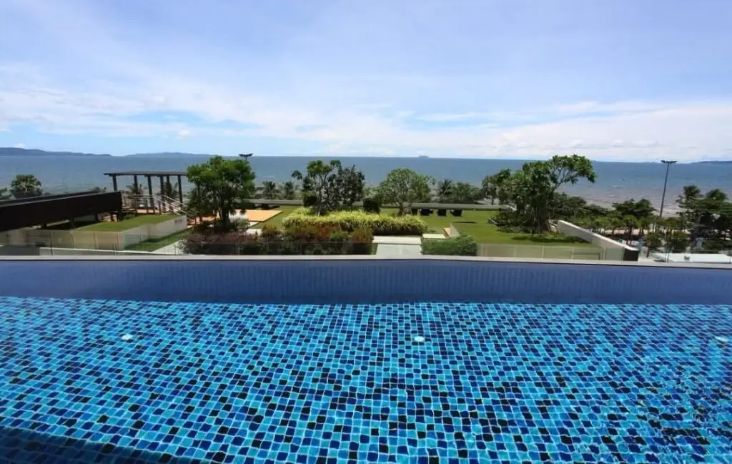 Cetus Beachfront Condominium: grounds and amenities
