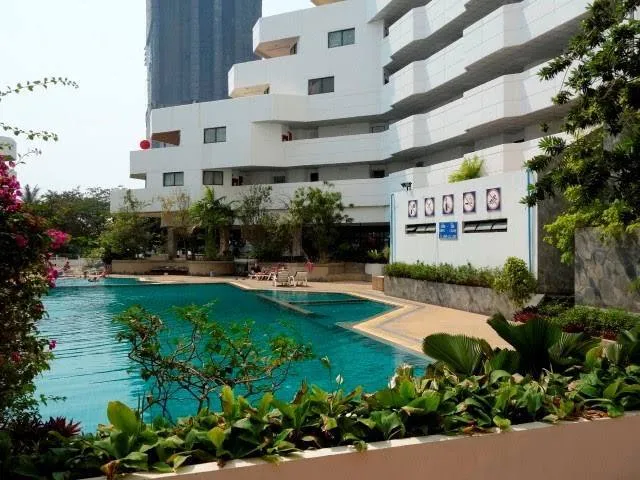 Jomtien Paradise condo: swimming pool (2)