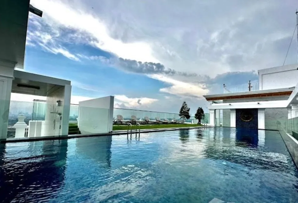 The Empire Tower: swimming pool