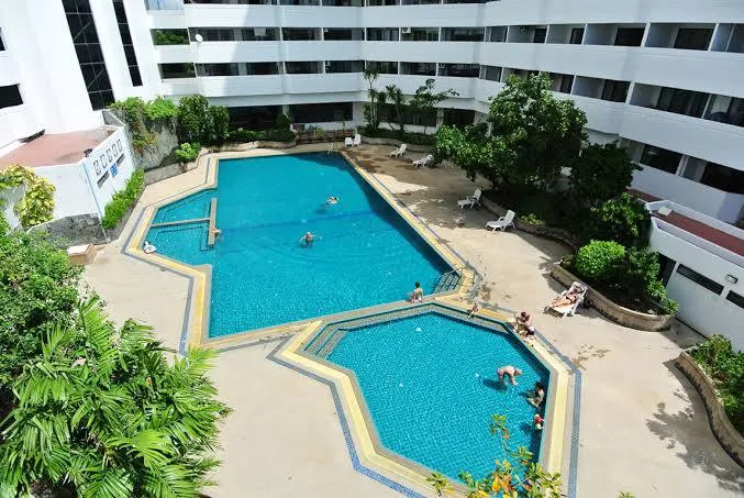 Jomtien Paradise condo: swimming pool (3)
