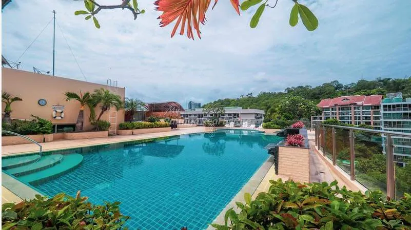 Hyde Park Residence: swimming pool (1)