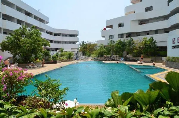 Jomtien Paradise condo: swimming pool (1)