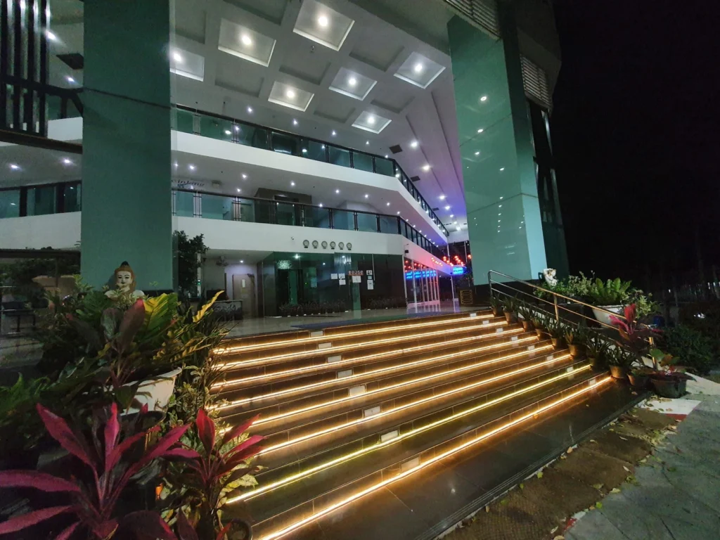 AD Hyatt Wongamat: grounds and amenities