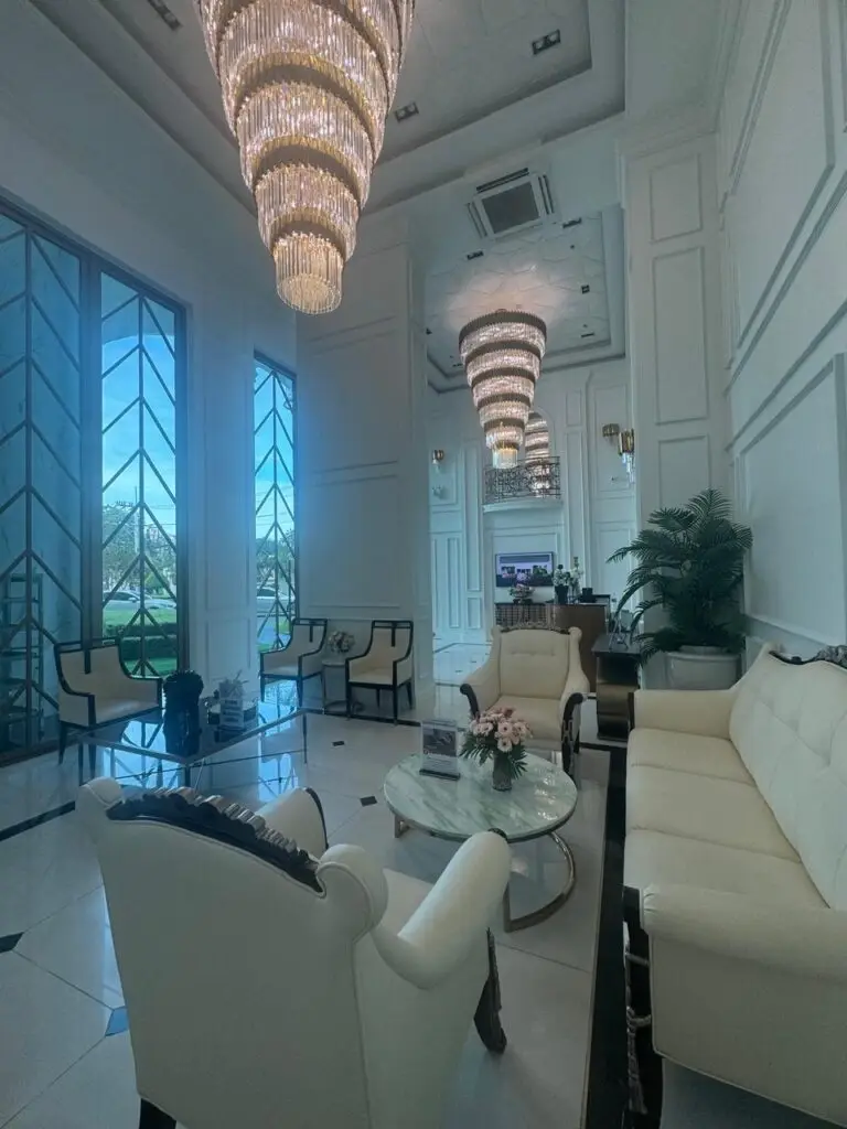 The Empire Tower: swimming pool