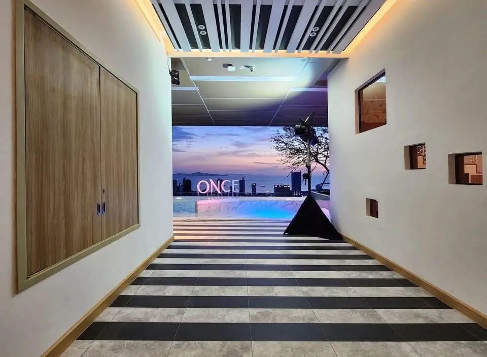 Once Condo: facade