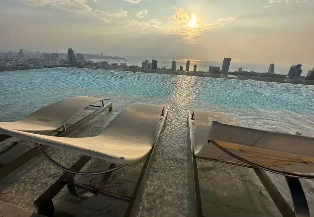 Once Condo: swimming pool