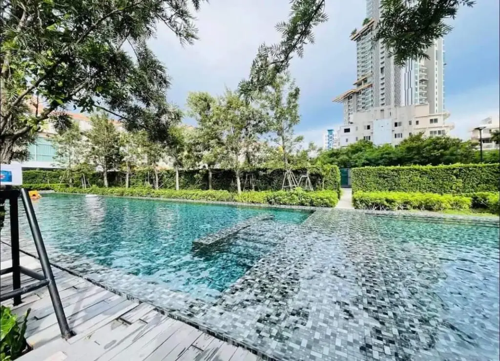 Veranda Residence: views from residences