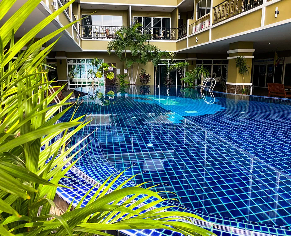 Siam Oriental Twins: swimming pool