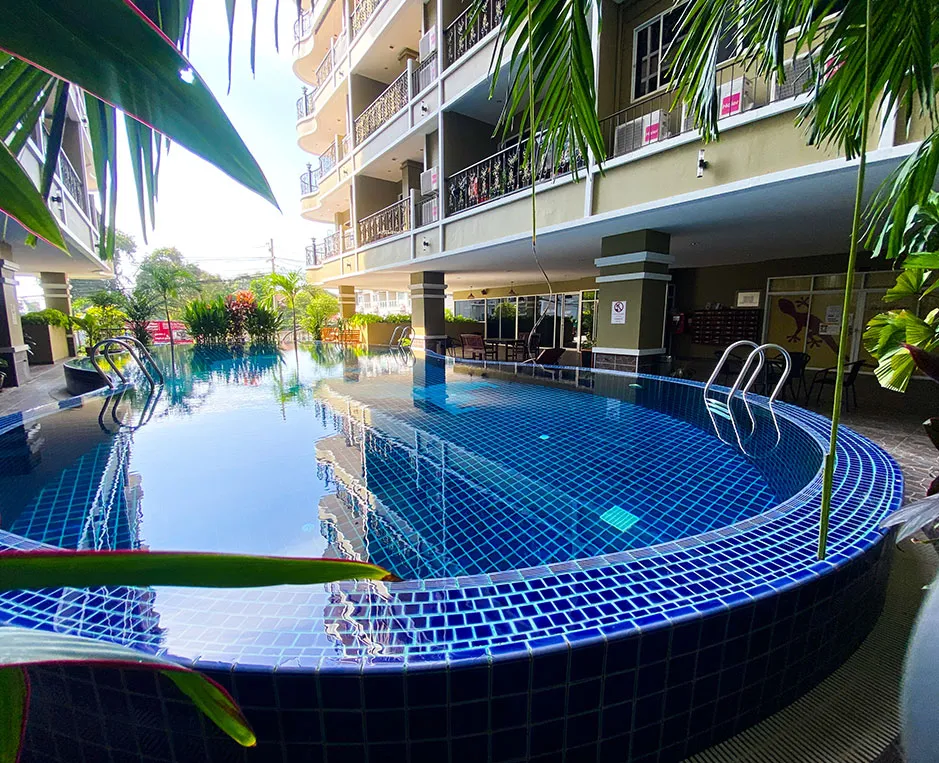 Siam Oriental Twins: swimming pool