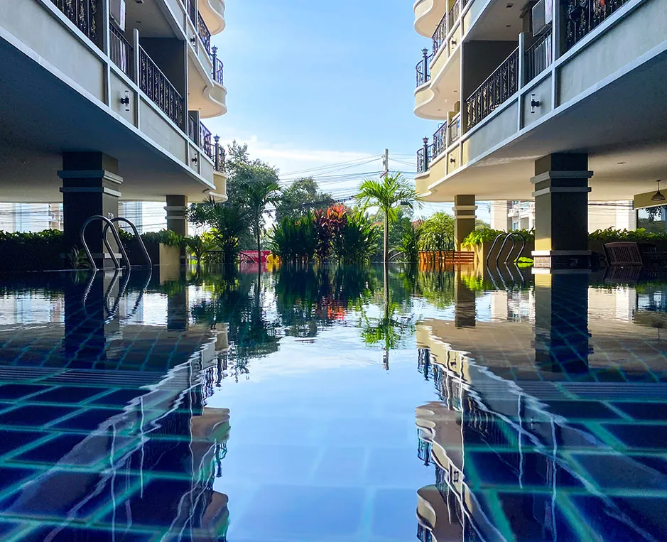 Siam Oriental Twins: swimming pool