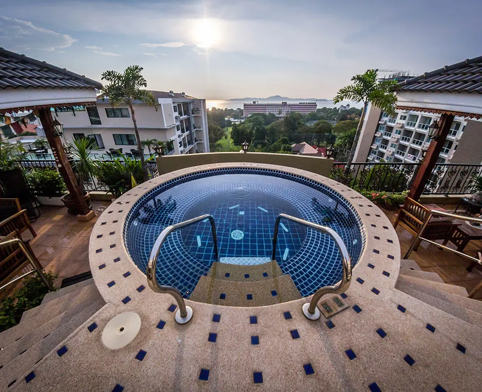 Siam Oriental Twins: swimming pool