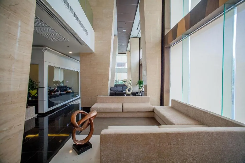 Peak Towers: swimming pool