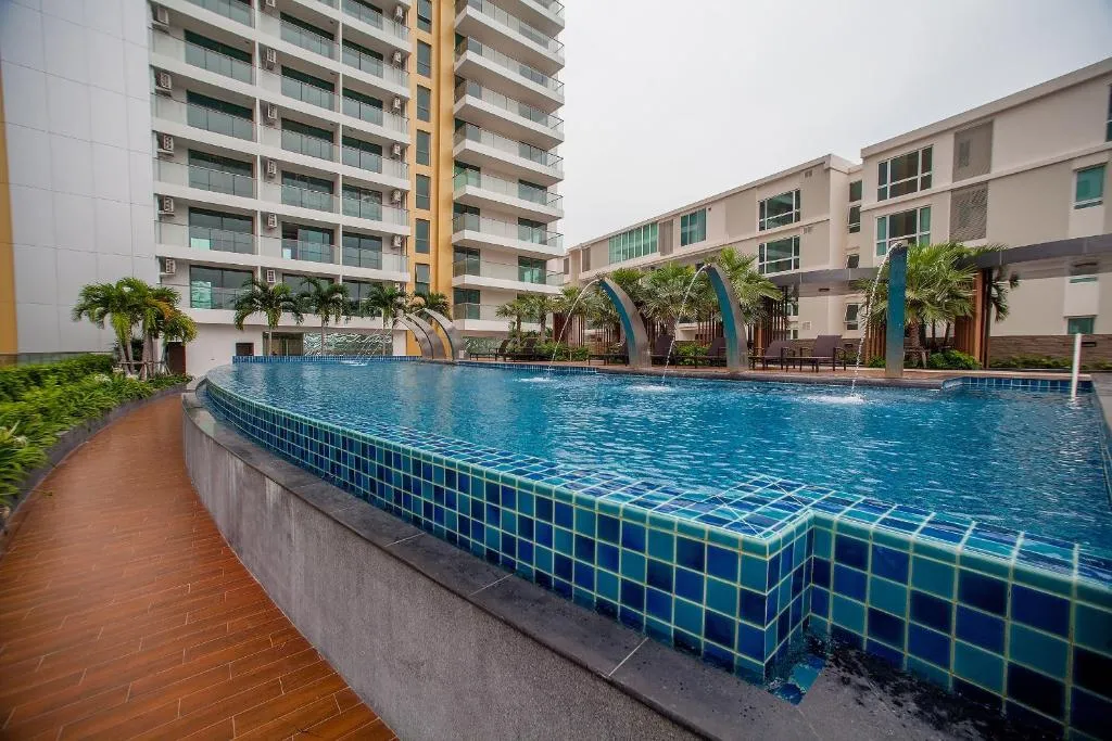 Peak Towers: grounds and amenities