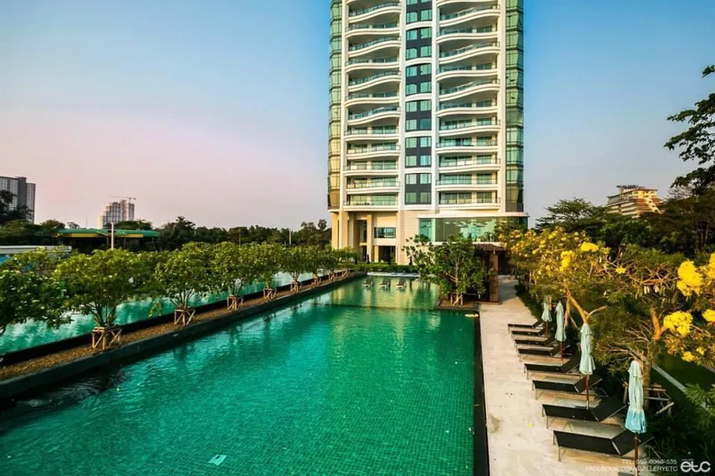 Reflection condo: swimming pool