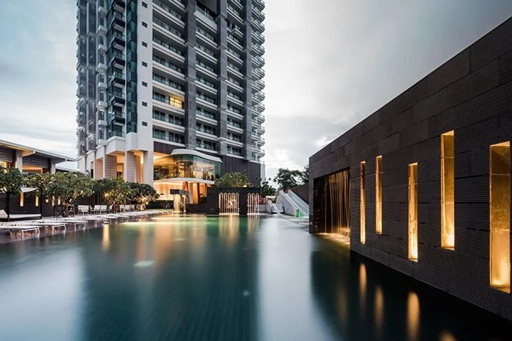 Reflection condo: swimming pool