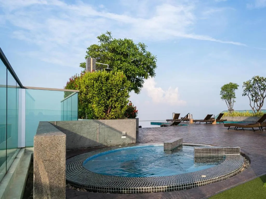 Wongamat Tower: swimming pool