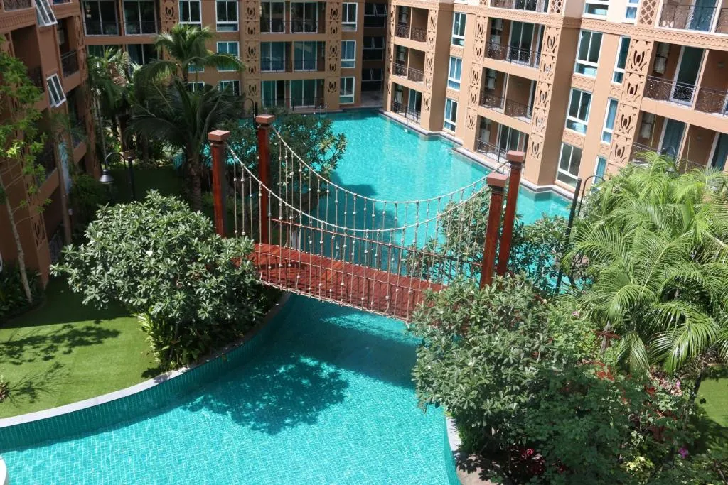 Atlantis condo: swimming pool