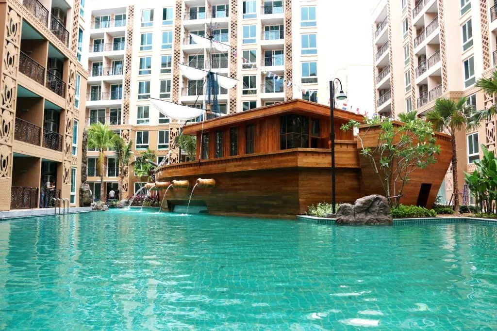 Atlantis condo: facade
