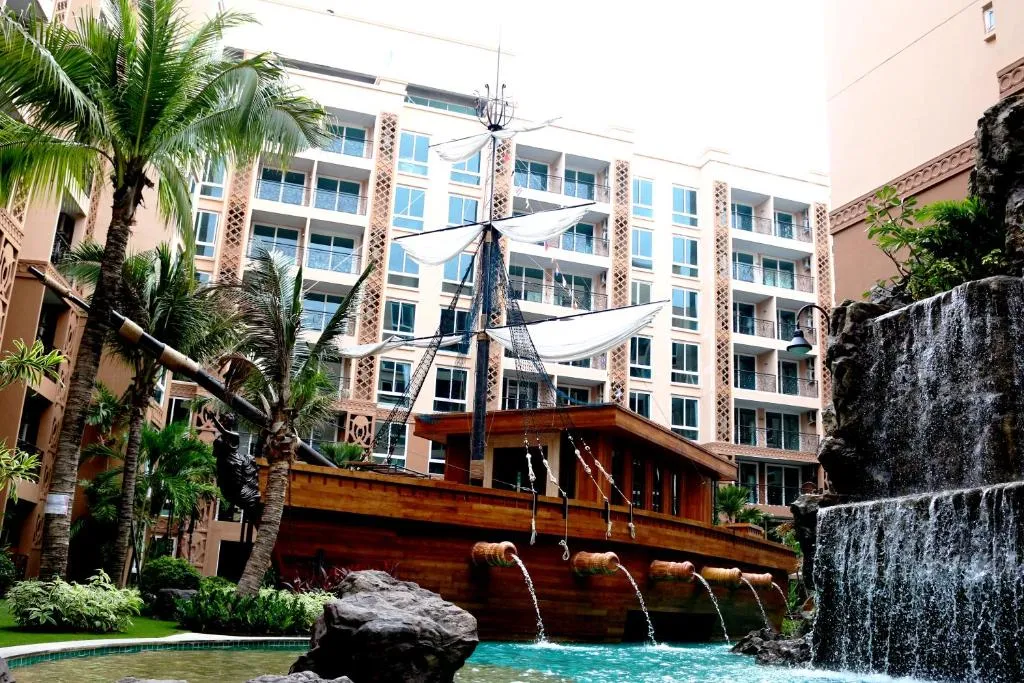 Atlantis condo: facade