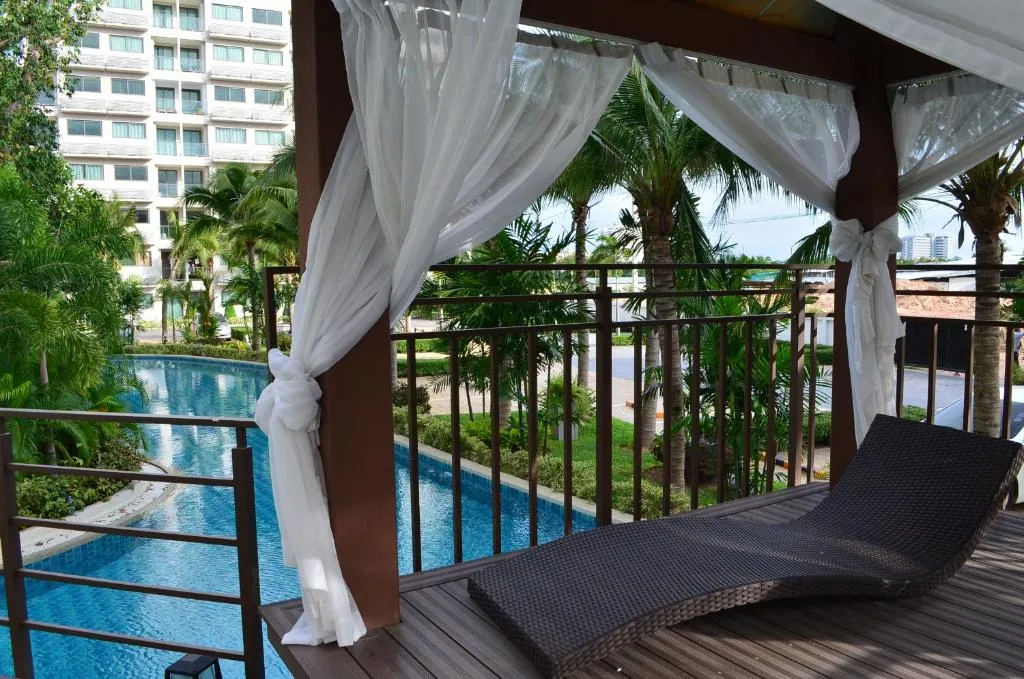 Laguna Beach Resort 3 Maldives: grounds and amenities