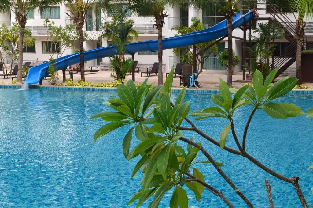 Laguna Beach Resort 3 Maldives: swimming pool