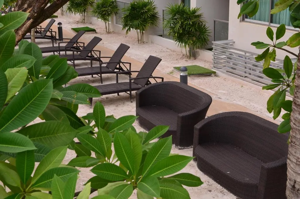 Laguna Beach Resort 3 Maldives: facade