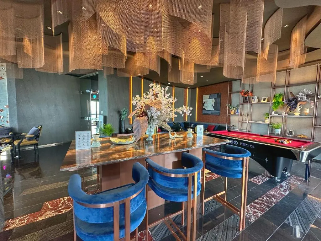 The Edge: grounds and amenities