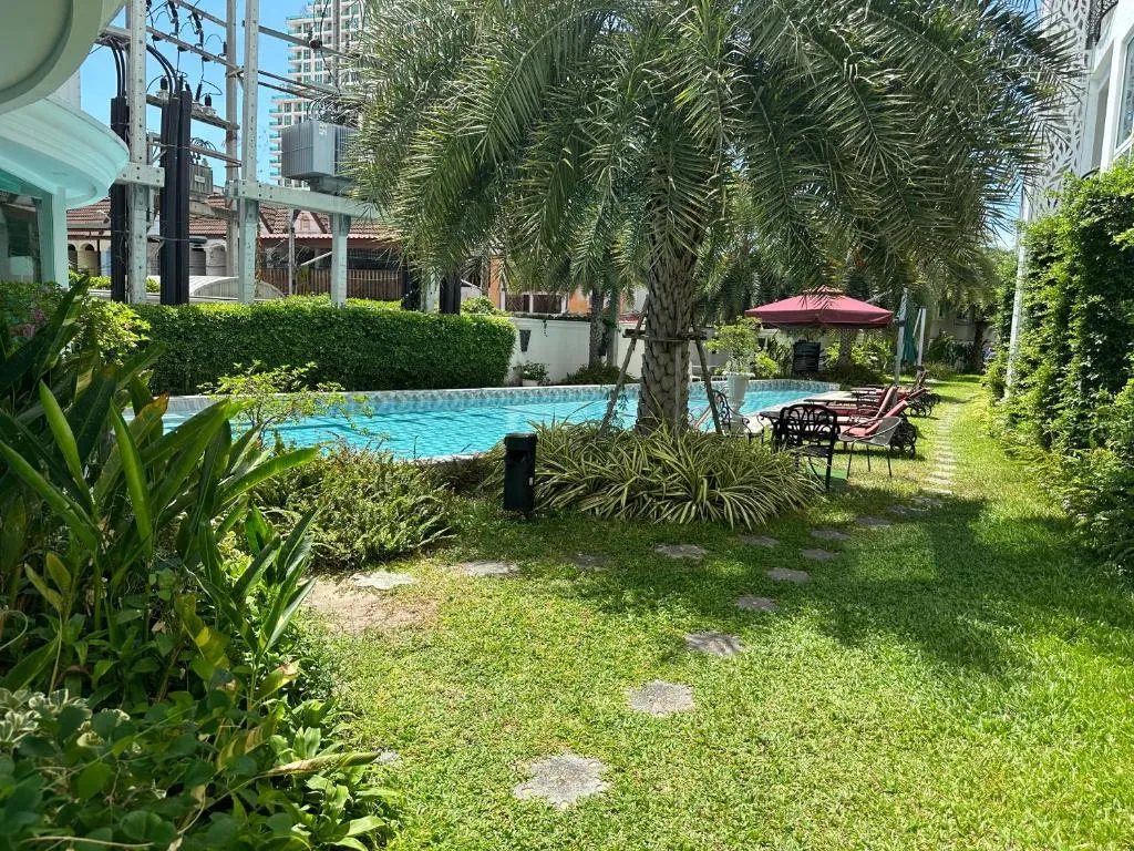 Olympus City Garden: swimming pool (2)