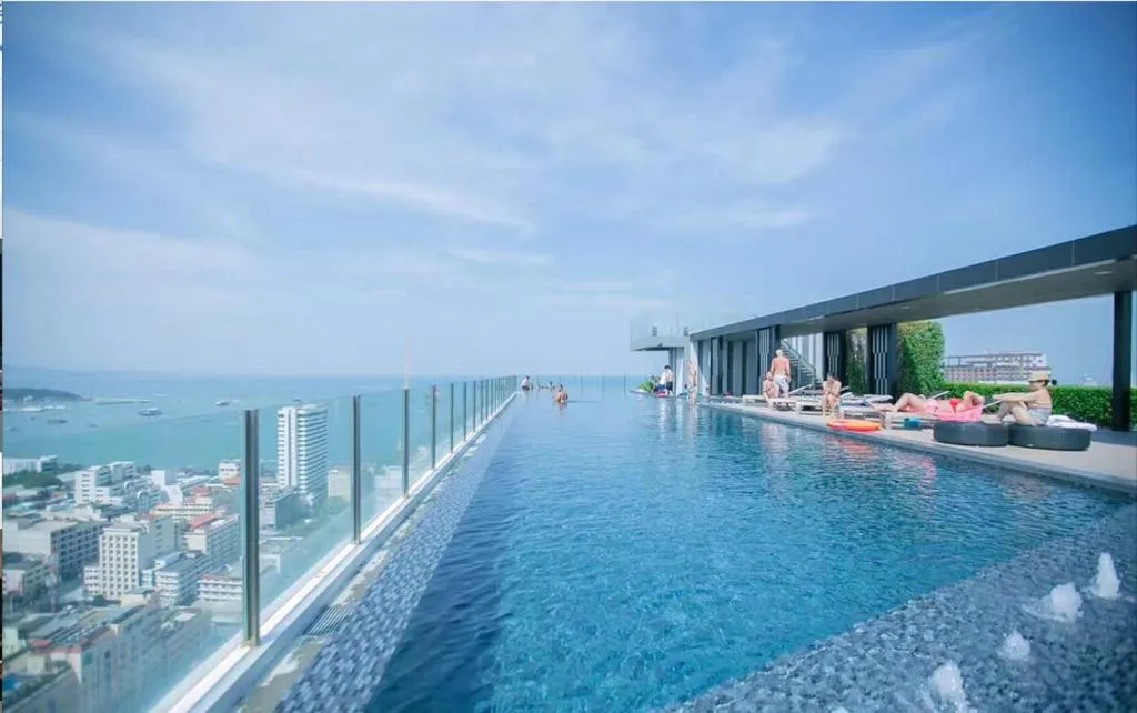 Base: swimming pool
