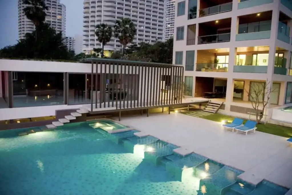 Ananya Wongamat: swimming pool