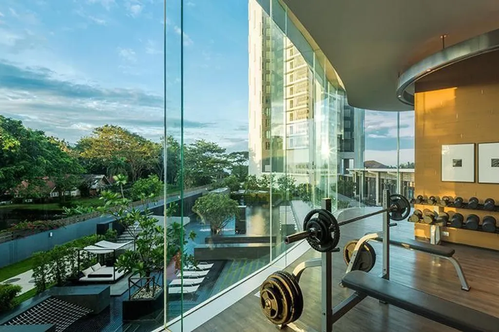 Reflection condo: facade
