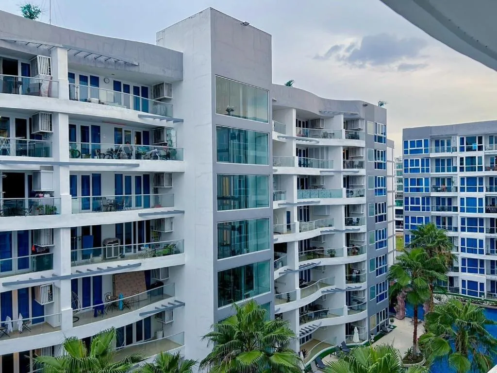Grand Avenue: facade