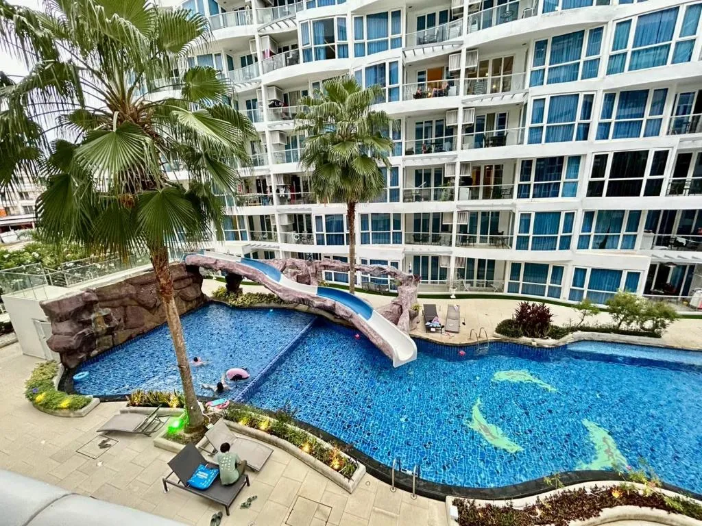 Grand Avenue: swimming pool