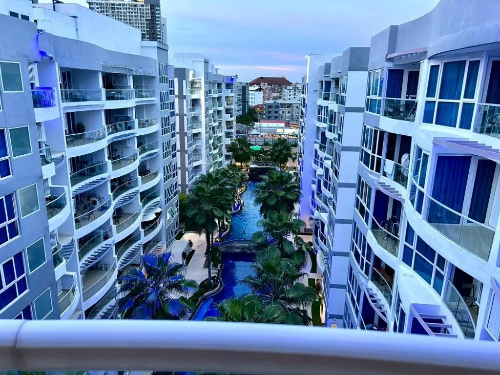 Grand Avenue: swimming pool