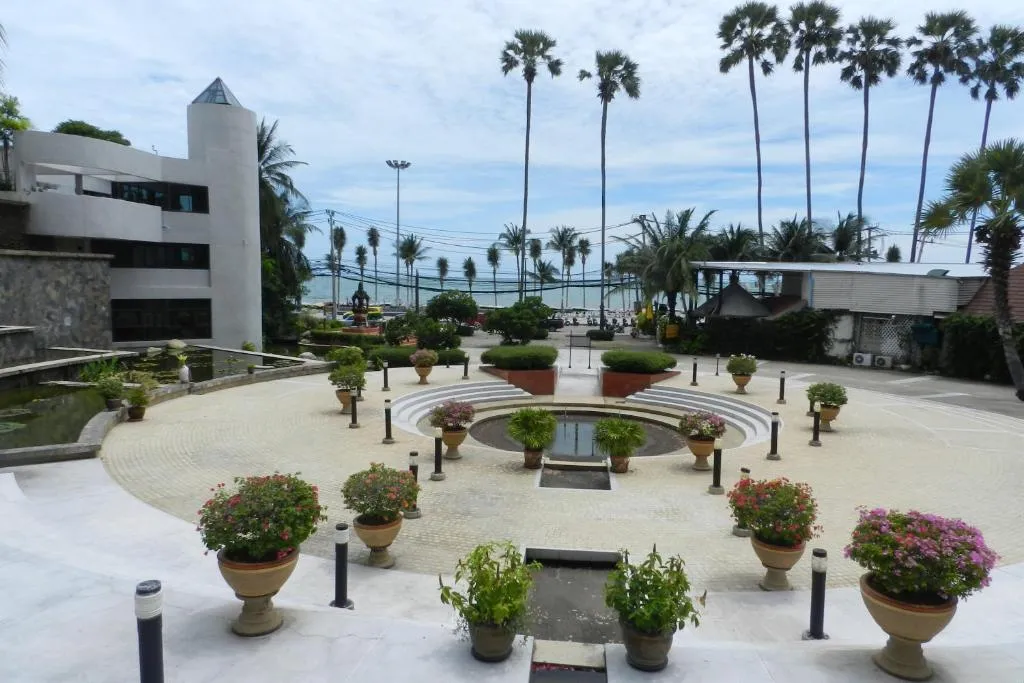 Jomtien Plaza condotel — Jomtien