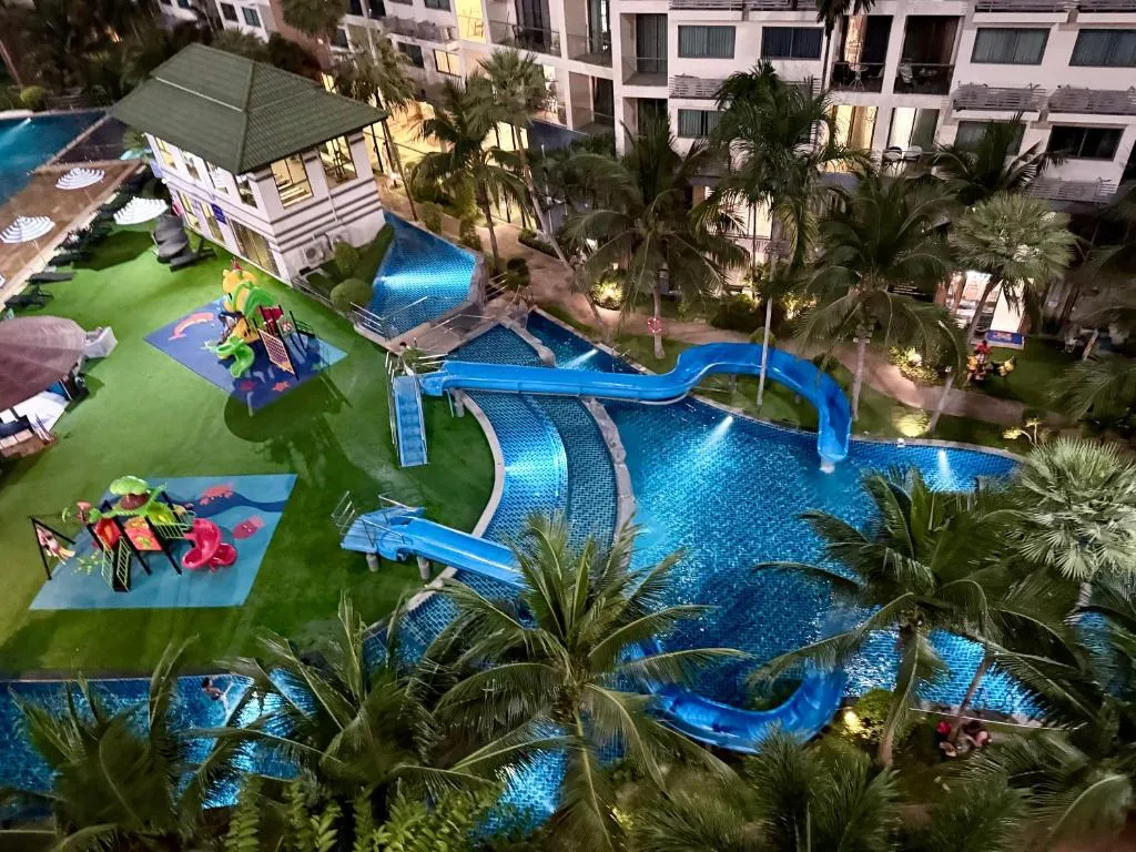 Laguna Beach resort 2: facade