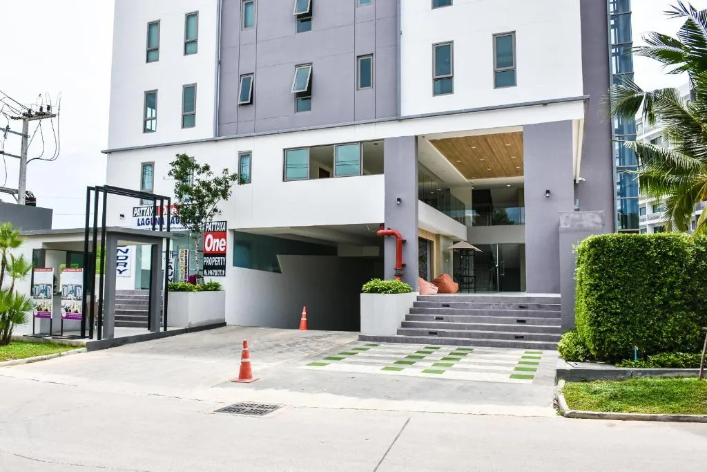 Laguna Beach resort 1: facade