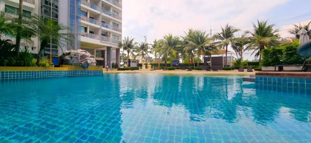 Laguna Beach resort 1: swimming pool
