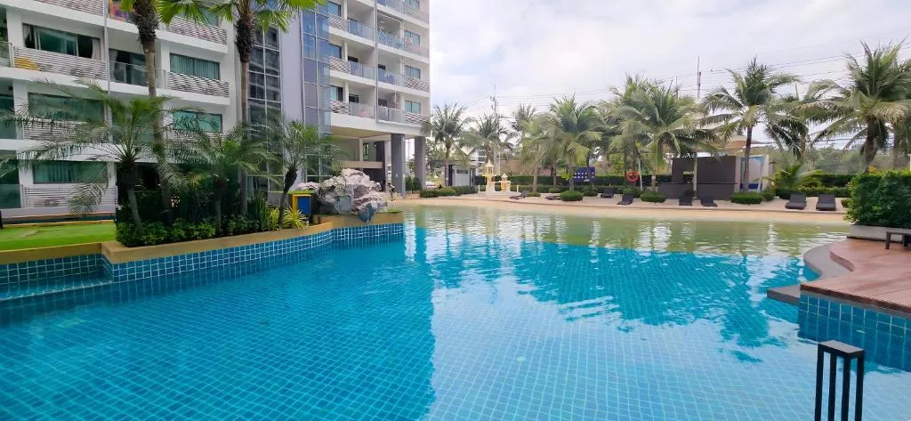 Laguna Beach resort 1: facade