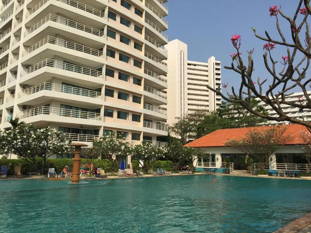 View Talay 5: swimming pool (1)