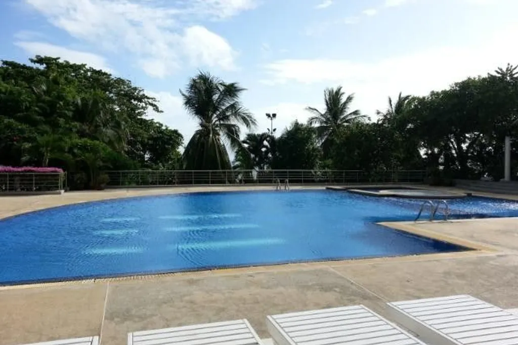 Baan Haad Uthong Condominium: swimming pool