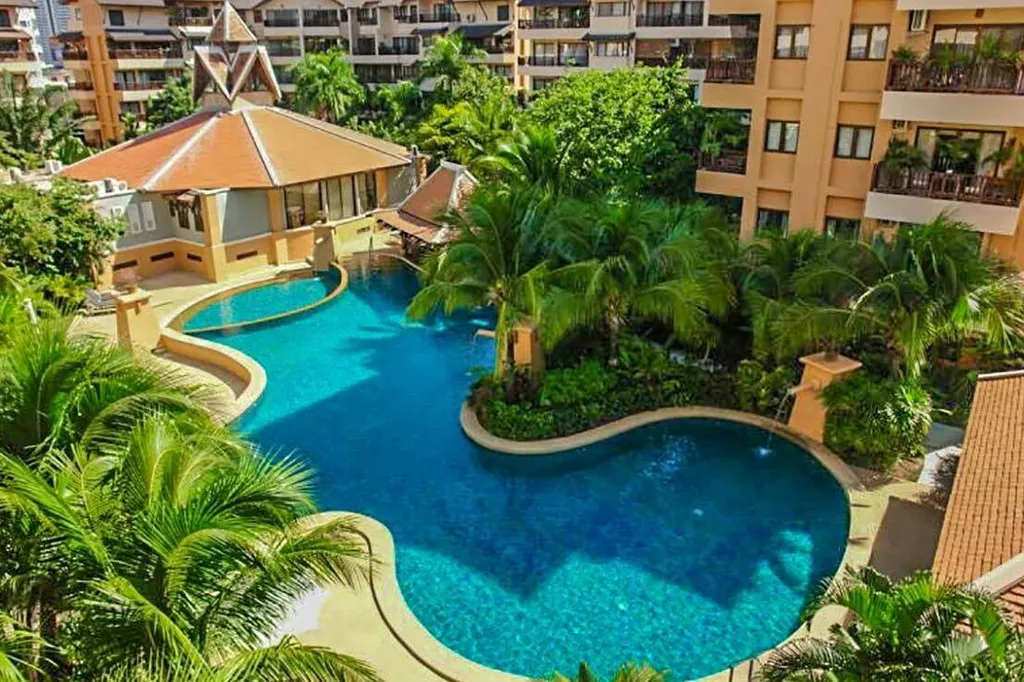 Chateau Dale Thabali Condo: facade