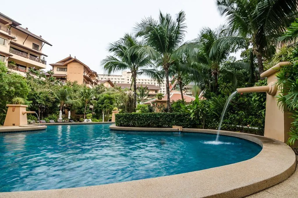 Chateau Dale Thabali Condo: swimming pool