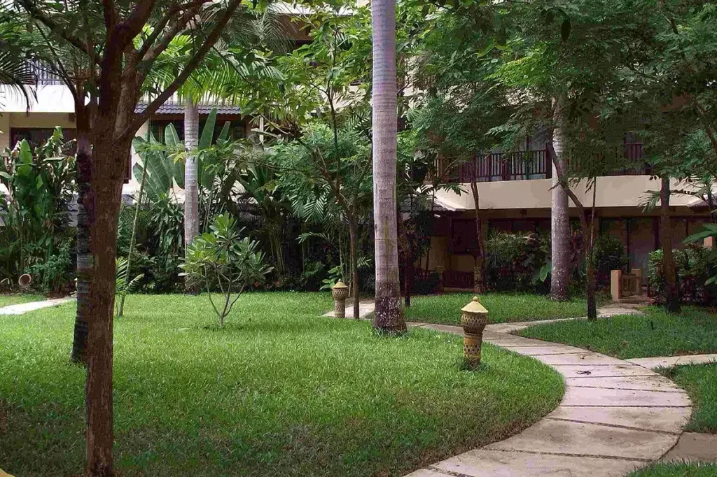 Chateau Dale Thabali Condo: facade