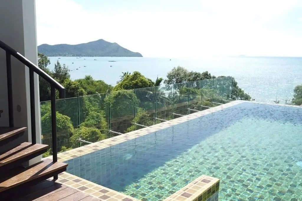 De Amber Condominium: swimming pool