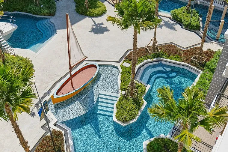 Seven Seas Côte d’Azur: swimming pool