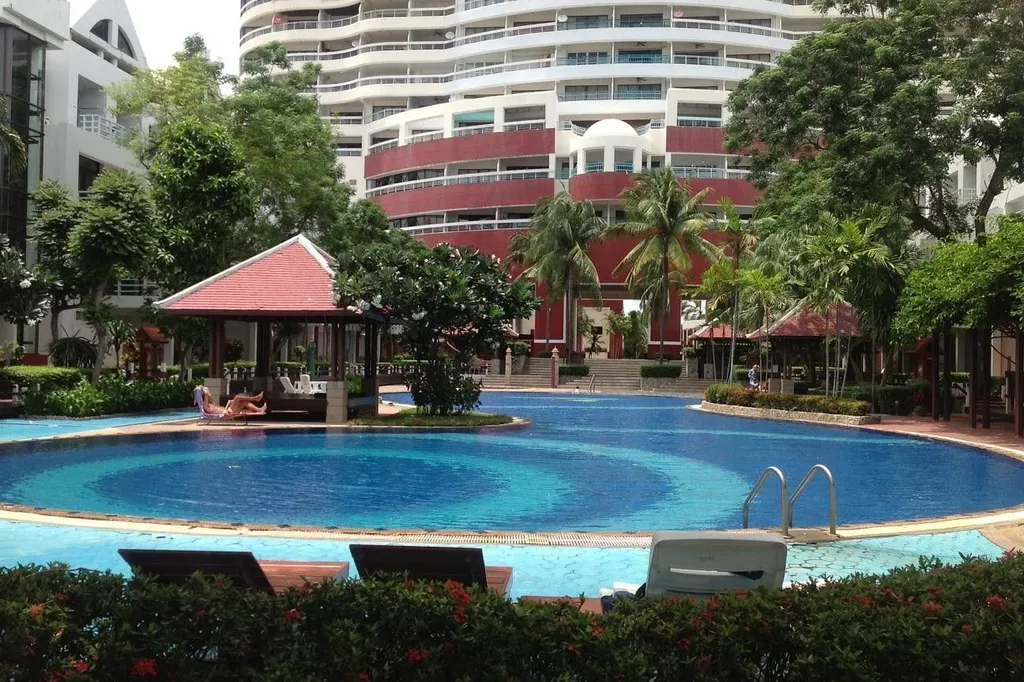 Metro Jomtien Condotel: swimming pool
