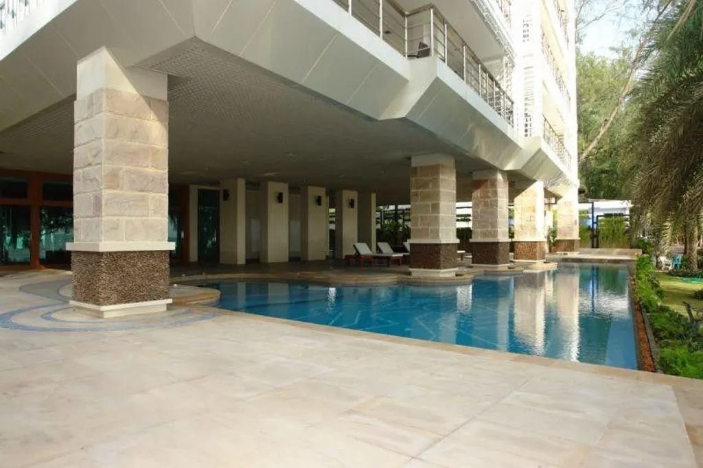 Pine Shores: swimming pool